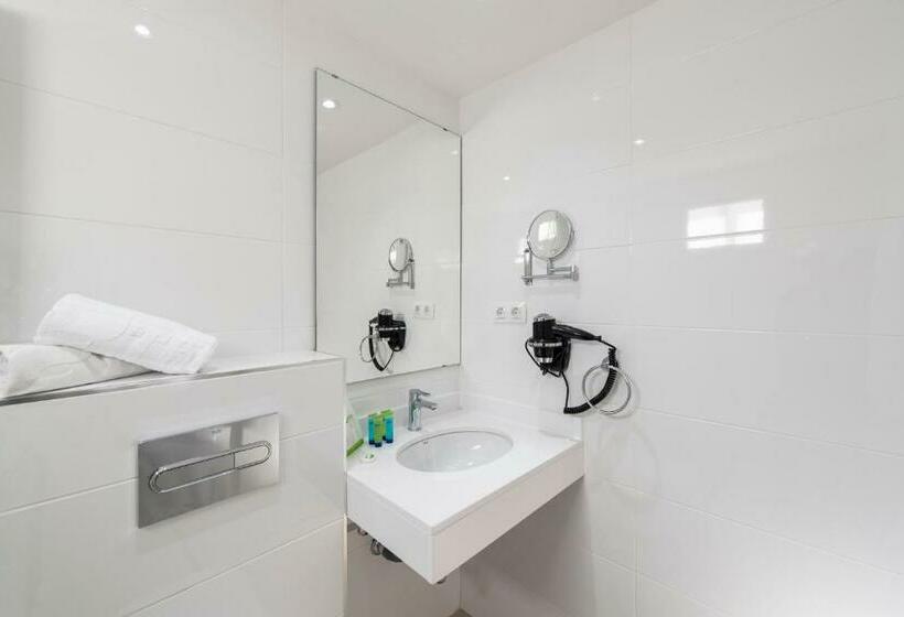 수피리어 스튜디오, Thb Flora