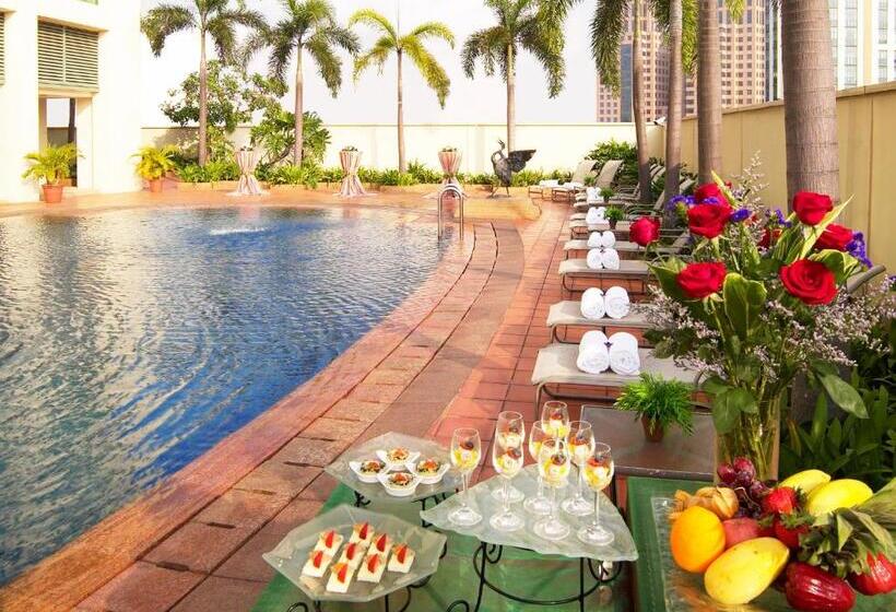 Club Room King Bed, Grand Copthorne Waterfront