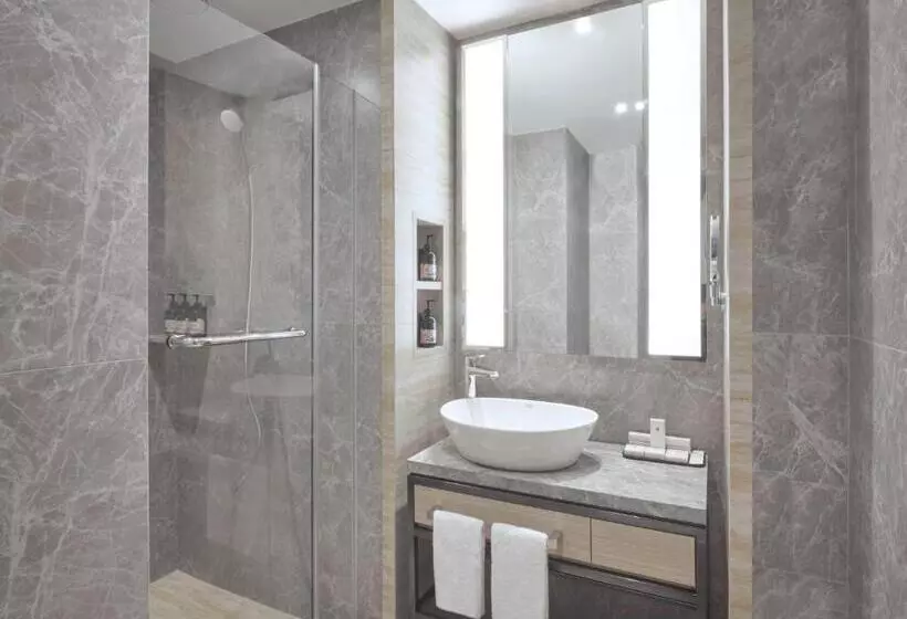 Club Room King Bed, Grand Copthorne Waterfront