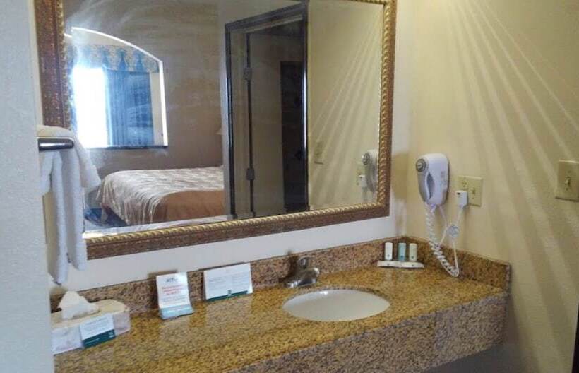 标准间带双人床, Quality Inn & Suites On The Beach