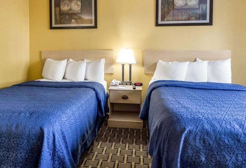 带2个双人床的标准工作室, Quality Inn & Suites On The Beach