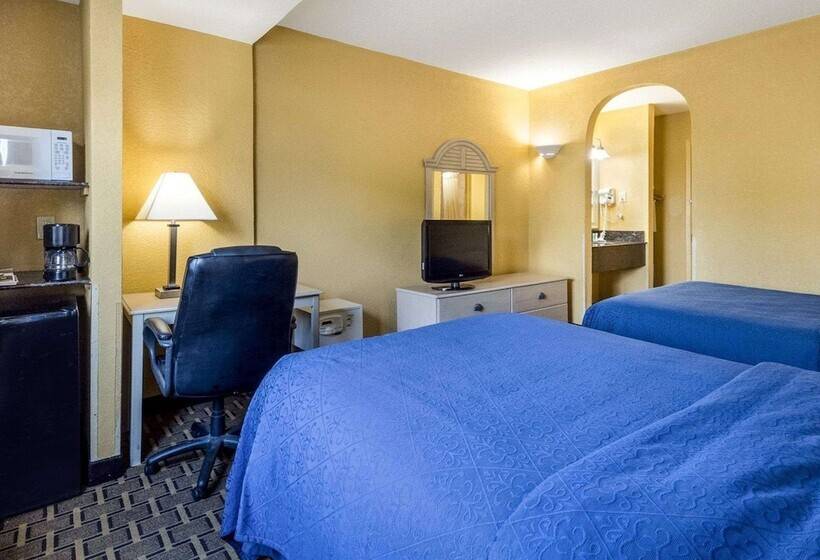 带2个双人床的标准工作室, Quality Inn & Suites On The Beach