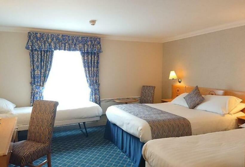 חדר משפחתי, The Queens