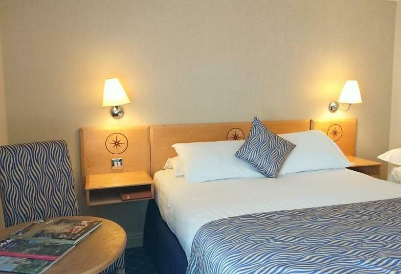 חדר משפחתי, The Queens