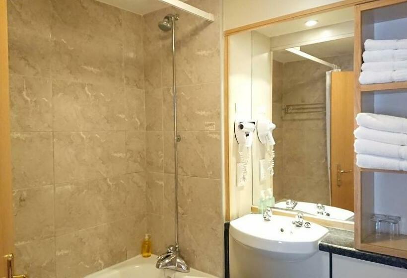 חדר משפחתי, The Queens