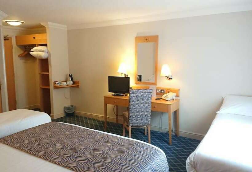 חדר משפחתי, The Queens