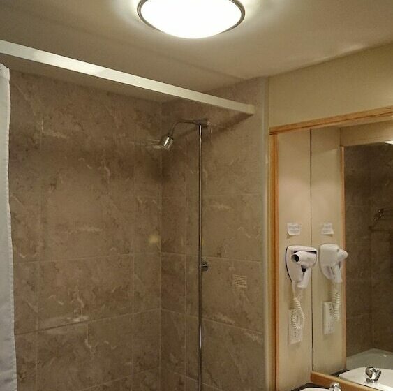 חדר משפחתי, The Queens