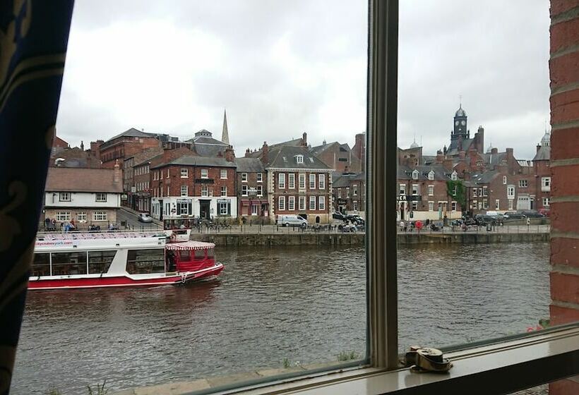 חדר משפחתי, The Queens