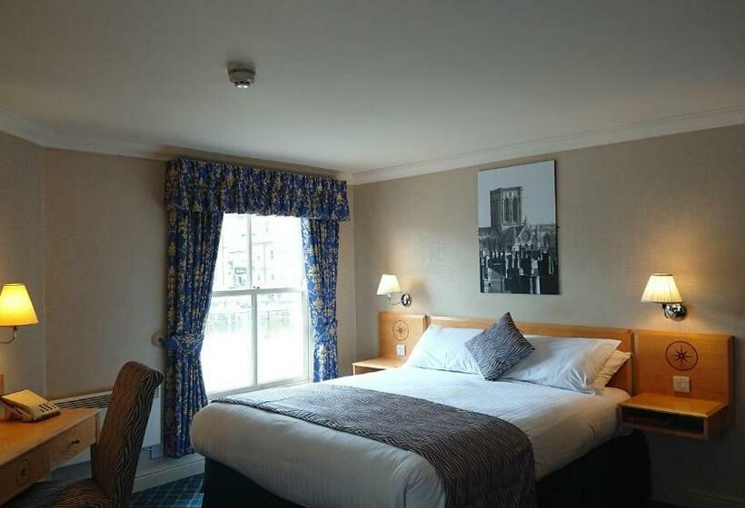 חדר סופריור נוף לנהר, The Queens