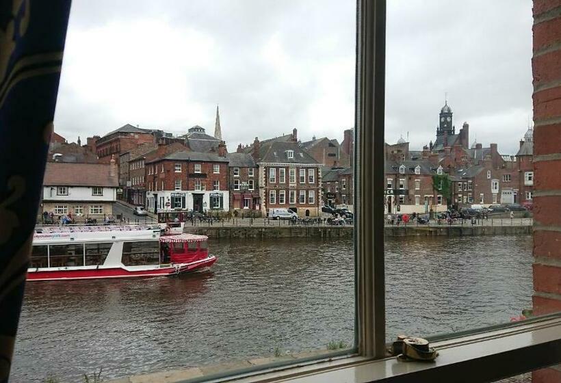 חדר סופריור נוף לנהר, The Queens