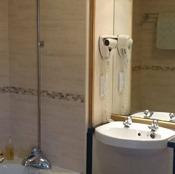 חדר סופריור יחיד, The Queens