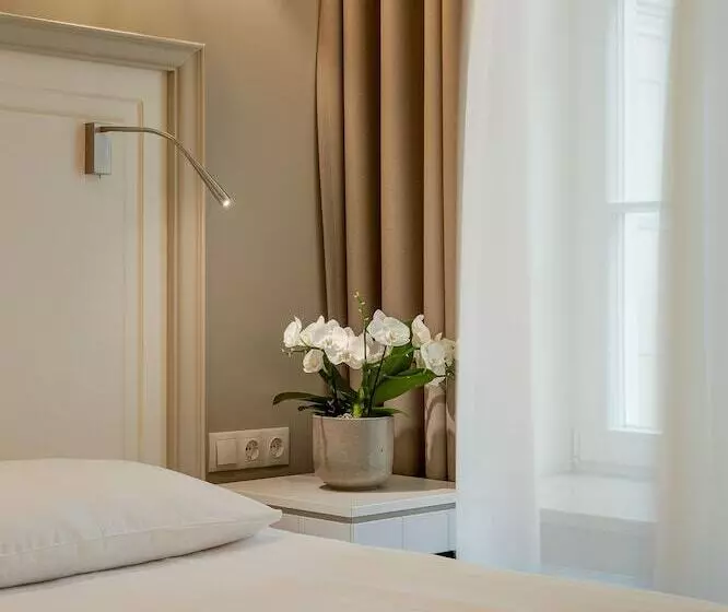 اتاق اجرایی, Ratonda Centrum Hotels