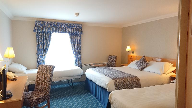 חדר משפחתי, The Queens