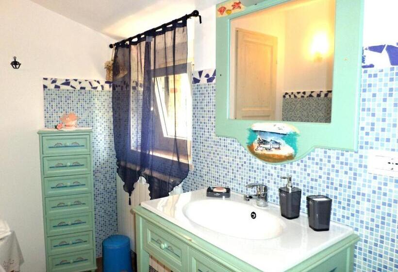 غرفة قياسية مطلّة علي البحر مزوَّدة بشُرفة, Bed And Breakfast Villa Algi