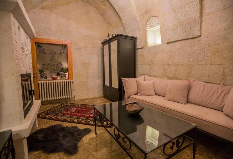 جناح سوبيريور, Agarta Cave