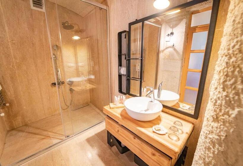 جناح جونيور, Agarta Cave