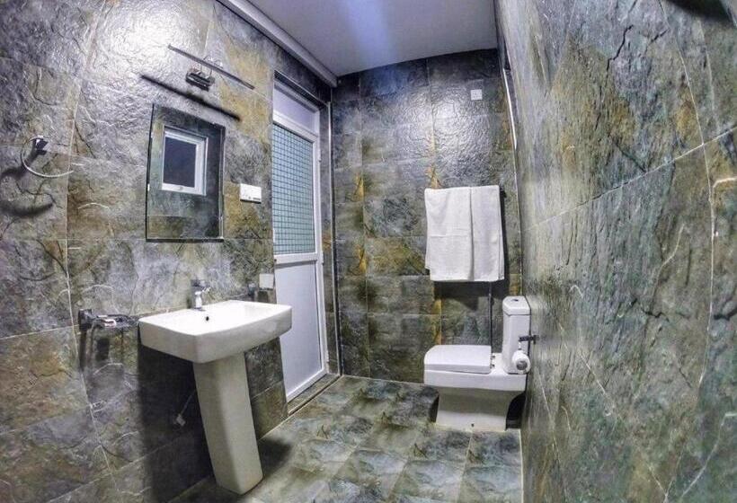 バルコニー付きスタンダードトリプルルーム, Elephant Entrance