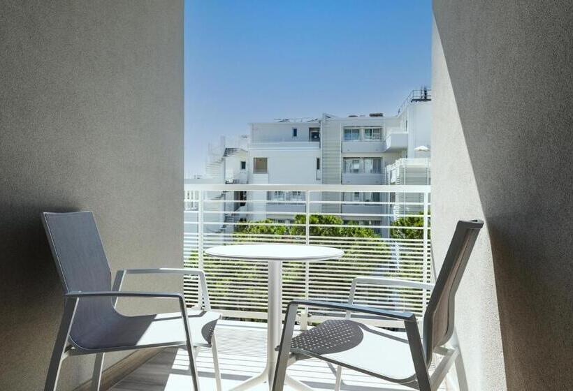 スタンダードルーム, Life