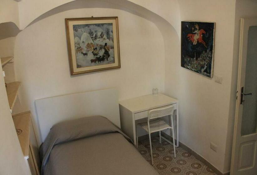 غرفة كلاسيكية ثلاثية, A Casa Mia