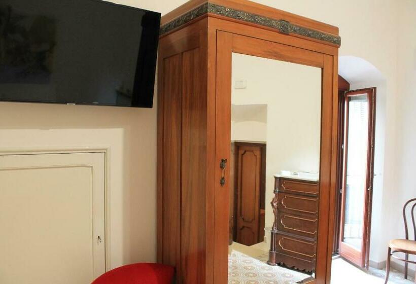 اتاق کلاسیک سه تخته, A Casa Mia