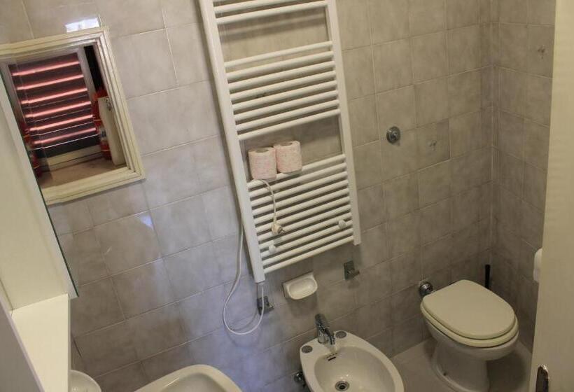 اتاق استاندارد سه نفره, A Casa Mia
