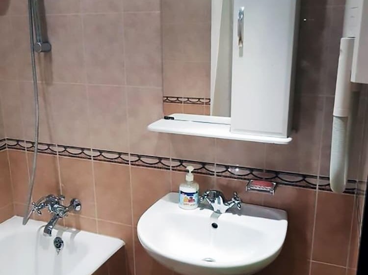 חדר אקונומי, Orange