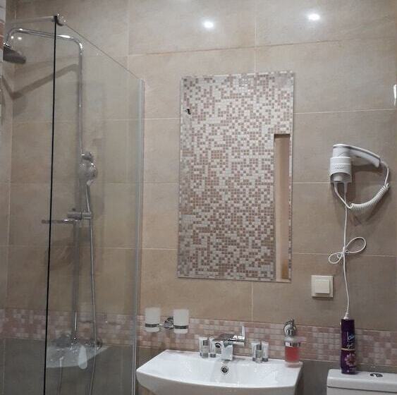 חדר אקונומי, Orange