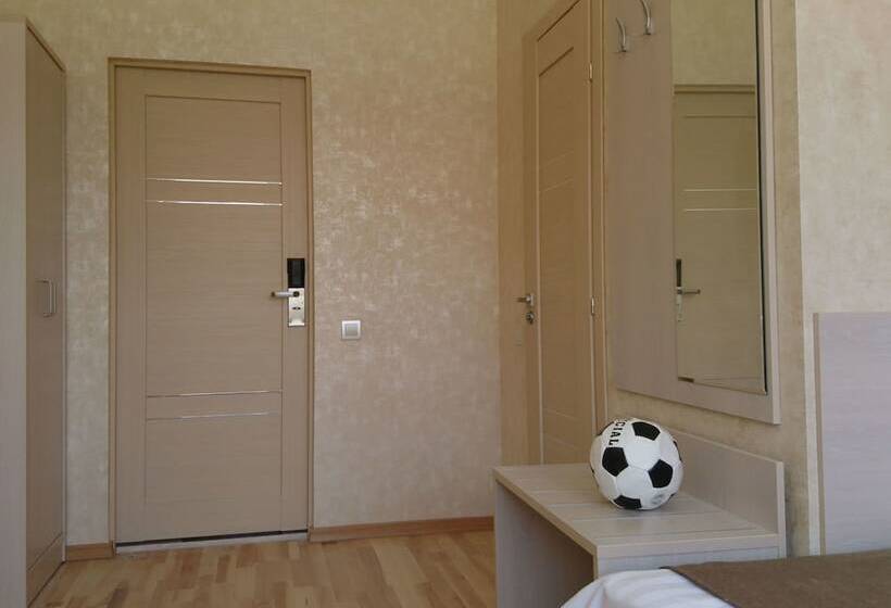 חדר אקונומי, Orange