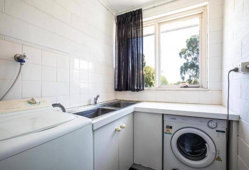 Quarto Familiar, The Mulgrave Motel