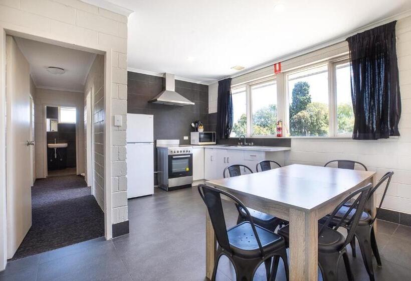 Quarto Familiar, The Mulgrave Motel