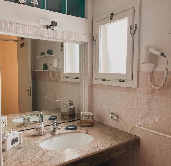 Normál háromágyas szoba külső fürdőszobával, B&b Doña Flor