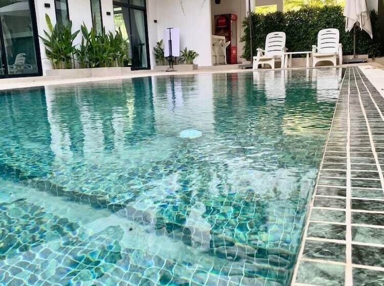 سوییت لوکس, Raing Phnom Bungalow