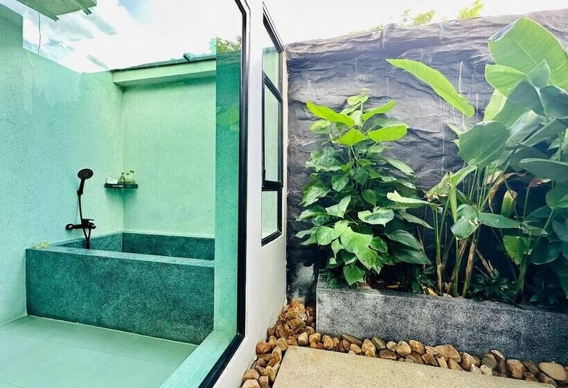 سوییت لوکس, Raing Phnom Bungalow