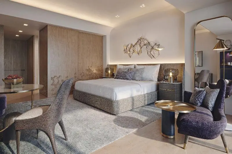 جناح, Carmana Hotel & Suites