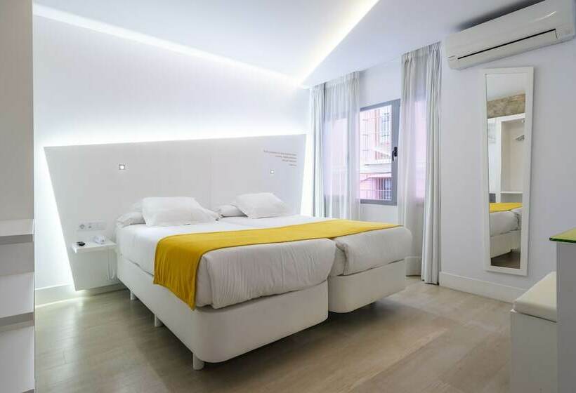 اتاق استاندارد سه نفره, Atarazanas Malaga Boutique
