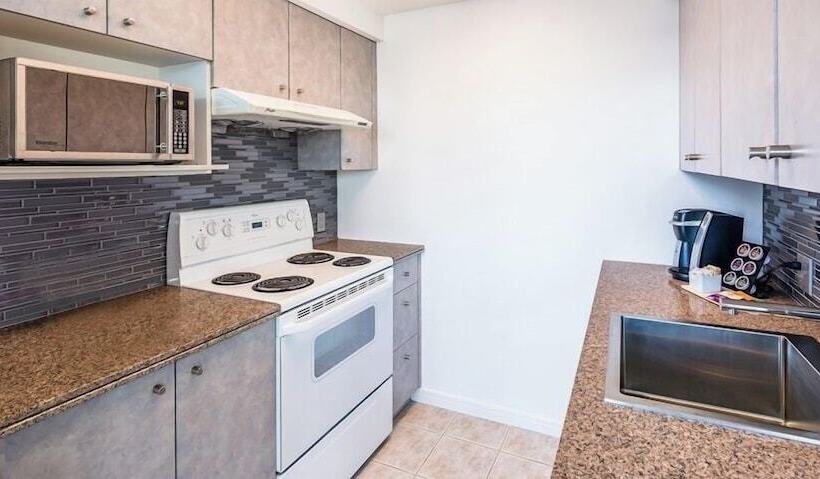 جناح, Carmana Hotel & Suites