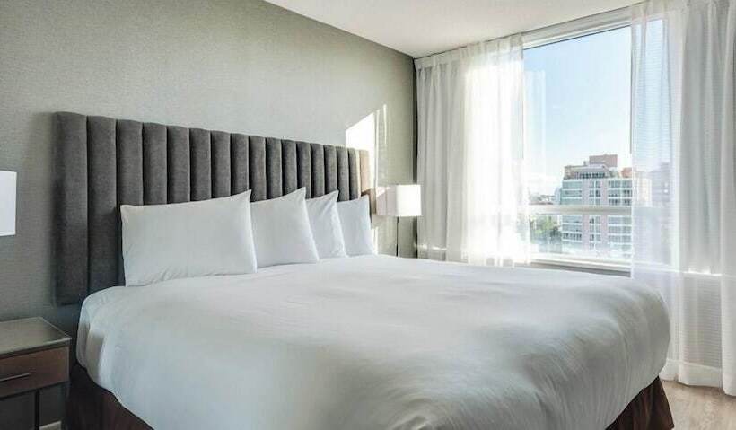 スイート, Carmana Hotel & Suites