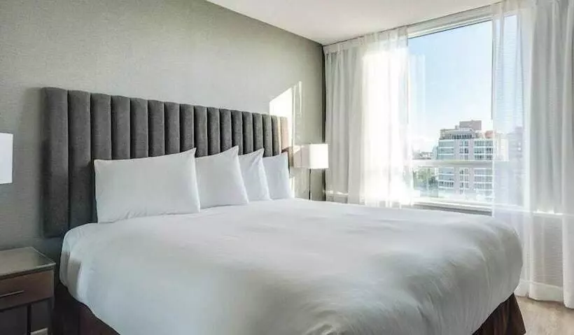 سوییت, Carmana Hotel & Suites