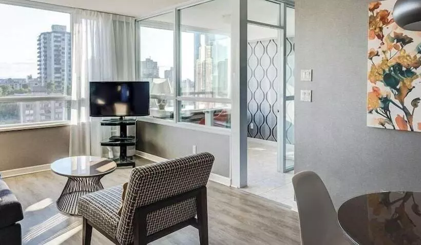 سوییت, Carmana Hotel & Suites