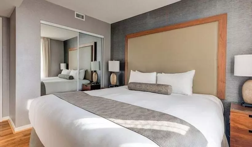 سوییت اجرایی, Carmana Hotel & Suites