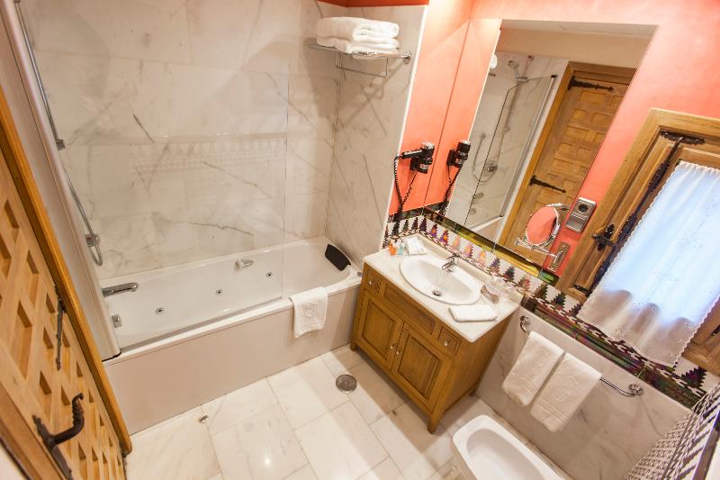 适合残疾人士使用的带超级大床的标准间, Holiday Inn Express Minden, An Ihg