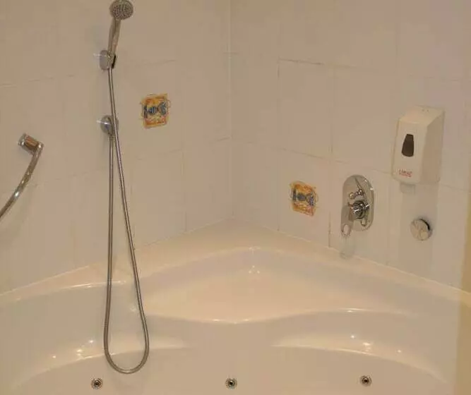 اتاق استاندارد با وان آب گرم, Logis Gourmet & Relax Hotel De La Sure