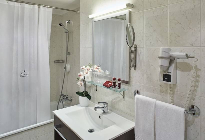 标准单人间, Luna Fatima