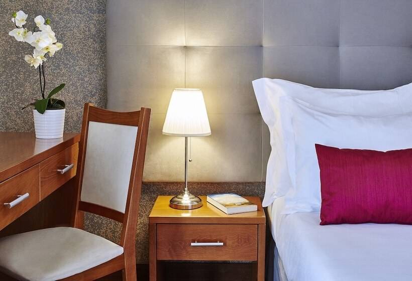 标准单人间, Luna Fatima