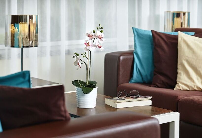 标准间, Luna Fatima