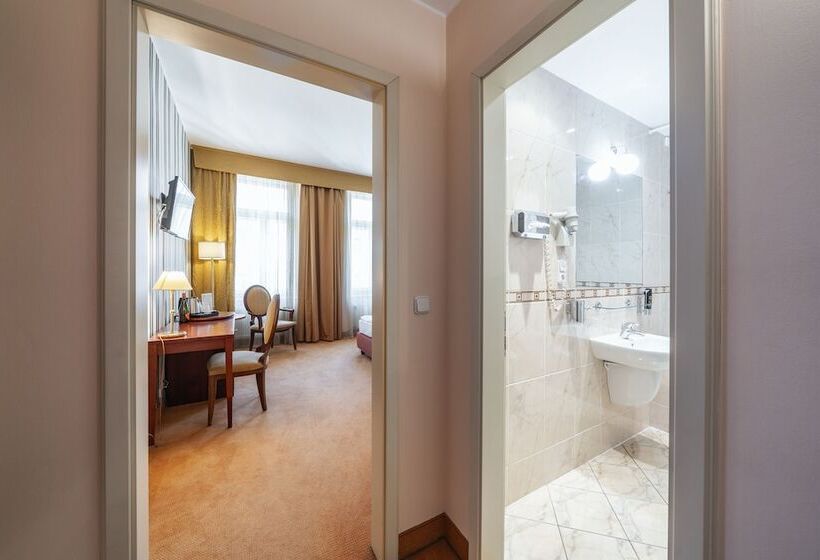 Quarto Estandar, Raffaello Prague