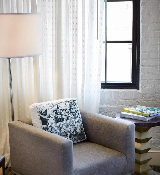 اتاق اجرایی, Renaissance New Orleans Arts Warehouse District