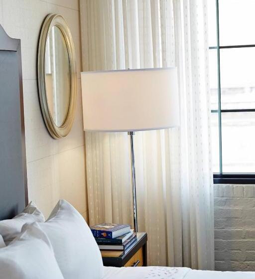 اتاق اجرایی, Renaissance New Orleans Arts Warehouse District