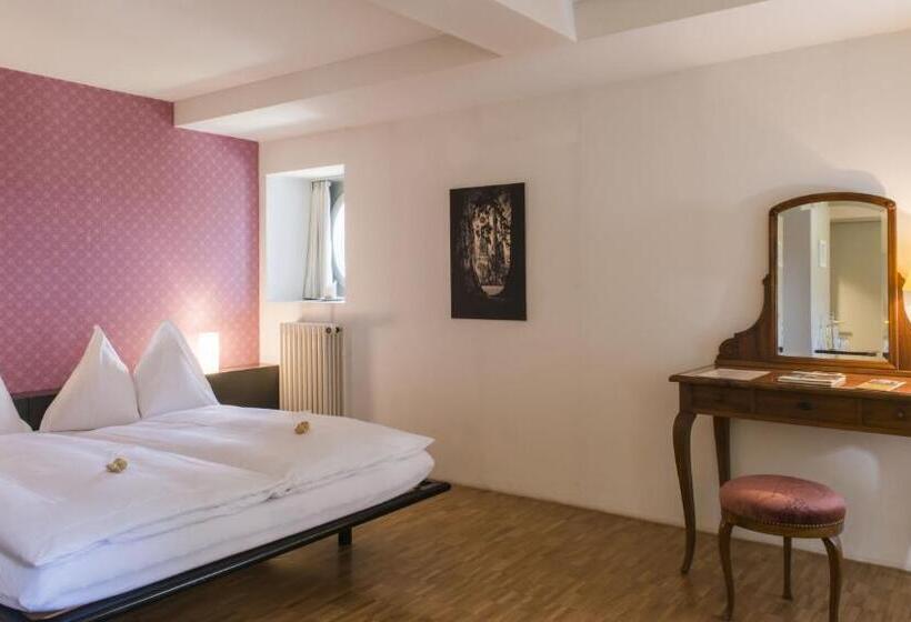 חדר סופריור, Schloss Münchenwiler