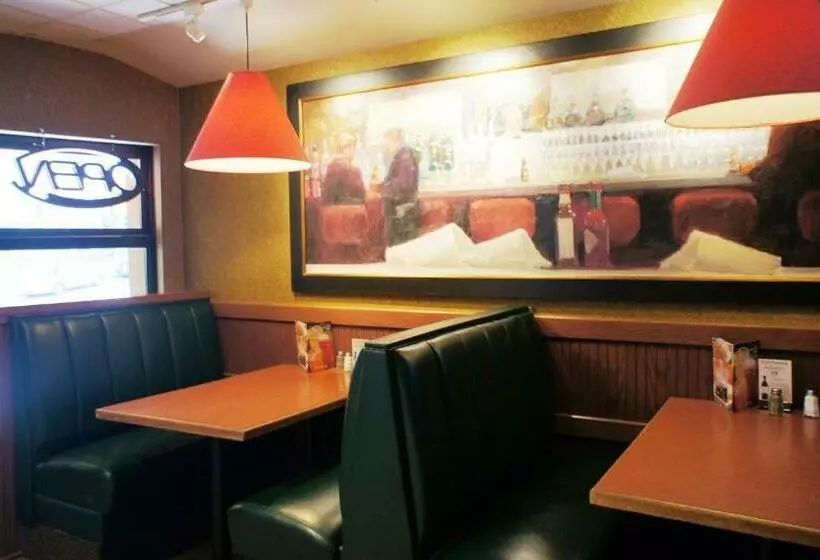 سوییت, Travelodge By Wyndham Niagara Falls At The Falls